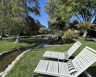 Charming west Bishop studio guest house in garden setting. - Bishop - Patio