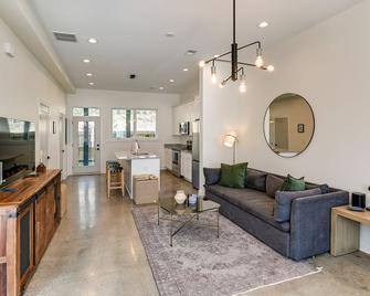 Chic and Modern Townhome 7 Mi to Downtown Nashville - Madison - Living room