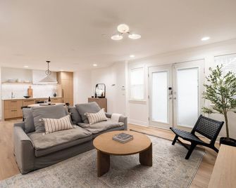 Spacious 2-Bdrm Near Sunsets, Beach + City Life - Vancouver - Sala de estar