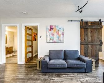 Your Perfect Get Away Retreat Awaits You - Collingwood - Living room