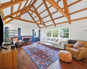 Sunny 3BR Home w/ Backyard in Brentwood - לוס אנג'לס - סלון