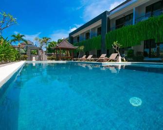 RedDoorz near Jimbaran Beach 2 - Kuta - Piscina