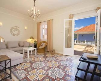 Casa di Vito, 10m from Sami's main square - Sami - Sala de estar