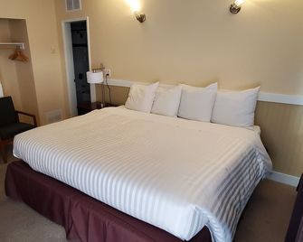 Comox Valley Inn & Suites - Courtenay - Bedroom