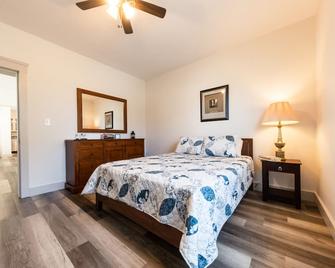 The Front House by the Lake - Lorain - Habitación