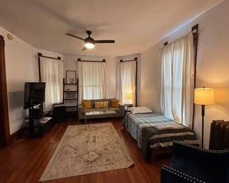 Eighty Three-Historic Downtown - Chillicothe - Living room