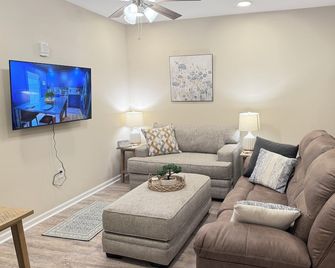 1A luxury brand new apartment in hsv near aquatic center, hospitals and mall. - Huntsville - Living room