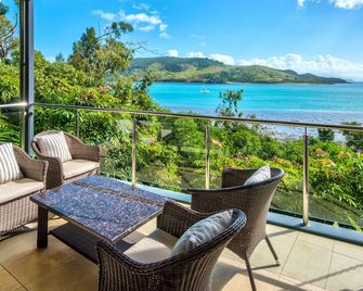 Edge 5 Oceanfront 3-Bedroom Apartment - Featuring an Infinity Pool, Spa Bath, Buggy and Valet Service - Hamilton Island - Balcone