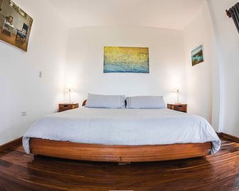 Cute and Bright Paloverde Suite! - Puerto Ayora - Bedroom