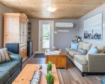 Oceanfront Cottage on a Quiet Cove Just Outside Lunenburg - Lunenburg - Living room