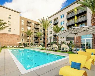 Cozy Modern Oc Stay— Free Parking-Minutes from Disney - Santa Ana - Pool