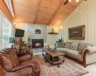 River Front / Private Beach Family Friendly Cabin Tahoe basin - Kyburz - Living room