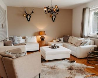 Chalet Austria, up to 10 p, 15 min to salzburg city, garden with direct amazing mountainview, BBQ&bikes&sunbeds for free, 15 min sound of music - Golling an der Salzach - Sufragerie