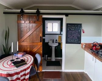 Tiny Home on a Hill - Heathcote - Dining room