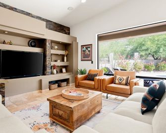 Luxury Sonoran Nights,Walk to Cave Creek, Heated Pool/Hot Tub, Backs Black Mtn - Cave Creek - Sala de estar