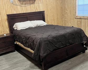 Cozy cabin in charming Ponca City with WiFi, AC - Ponca City - Bedroom