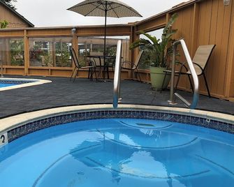 Lighthouse Pointe Resort - Point Arena - Piscina