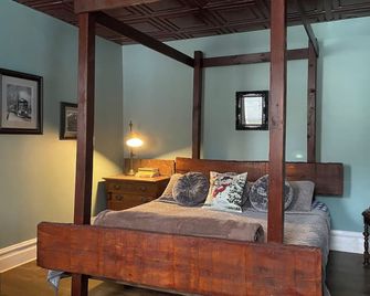 Upscale King Suite With Purple Mattress And Reserved Off-Street Parking - Jim Thorpe - Bedroom