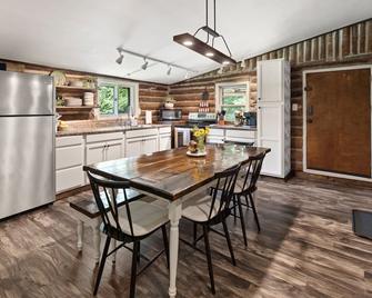 Hand-Built Log Cabin • Covered Porch • King Bed - Spruce Pine - Dining room