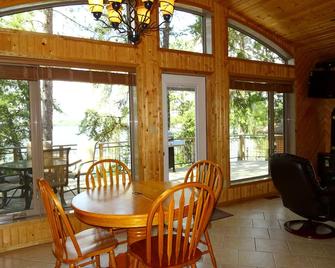 Lakeside deluxe 2 bedroom cottage - Sioux Narrows - Comedor