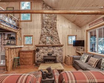 Quintessential Maine cabin w/ private waterfront - Augusta - Wohnzimmer