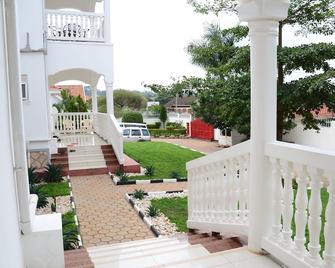 Muyenga Luxury Vacation Home - Kampala - Balcony