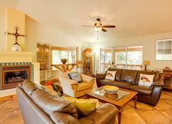 Oak Creek Village Home with Deck and Red Rock Views! - Sedona - Living room