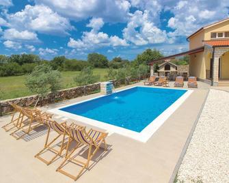 Four-Bedroom Holiday Home In Miljevci - Drinovci - Piscina