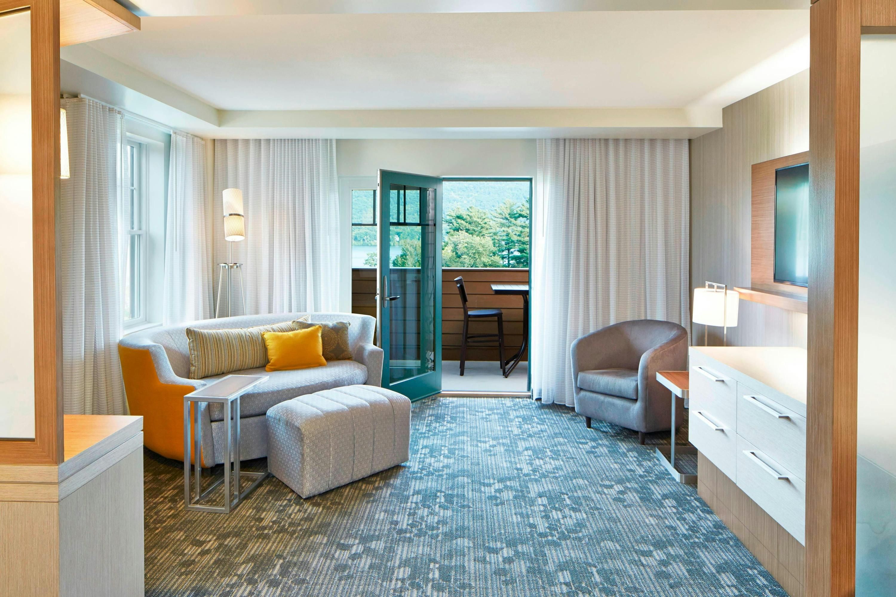 كورتيارد باي ماريوت لايك جورج - لاكي جورج - غرفة معيشة