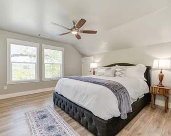 Cozy 2-Story Cottage Near Historic Folsom! - Folsom - Schlafzimmer