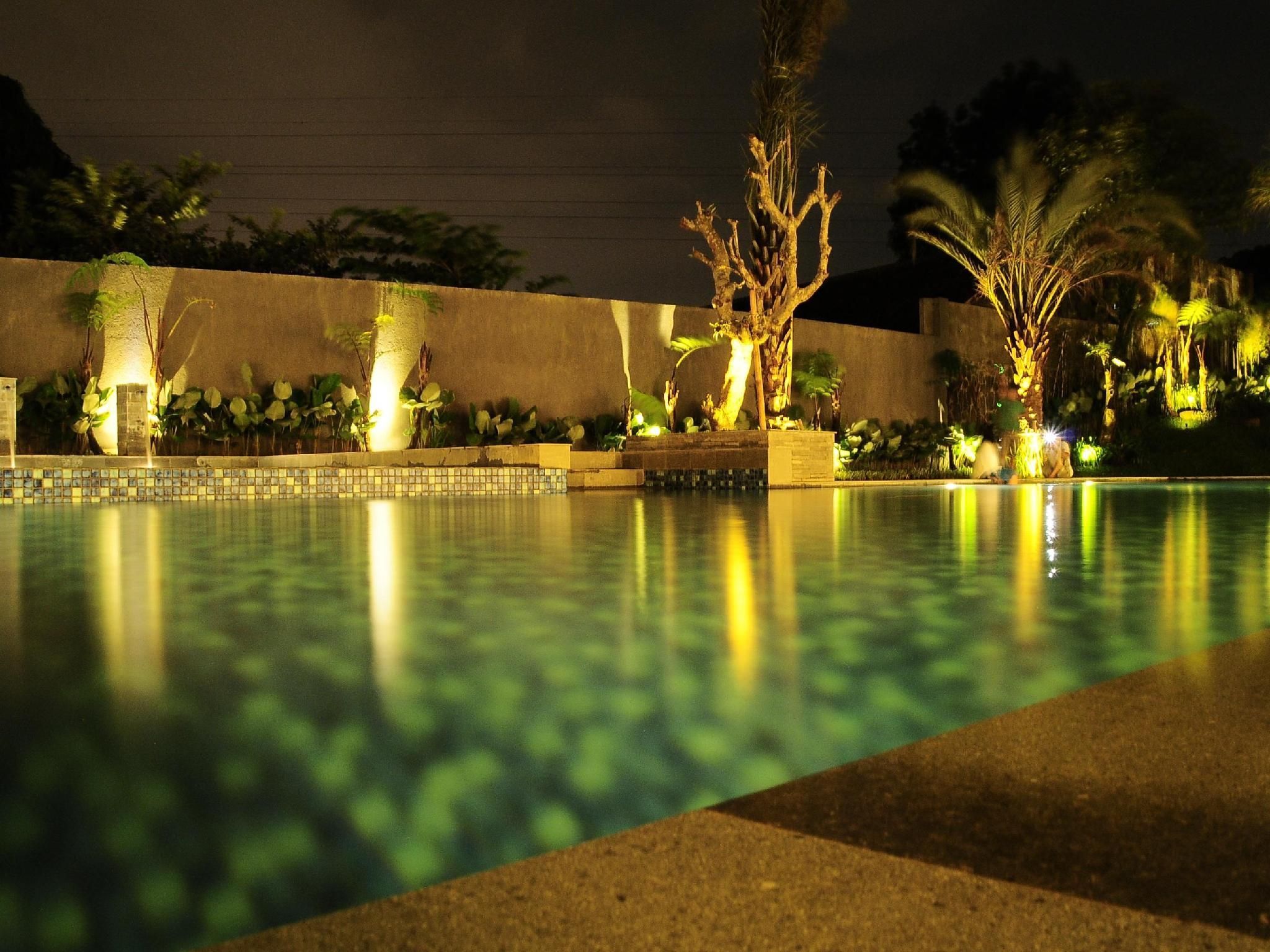 Capital O 2239 Hotel Endah Parahyangan - באנדונג - בריכה