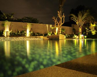 Capital O 2239 Hotel Endah Parahyangan - באנדונג - בריכה