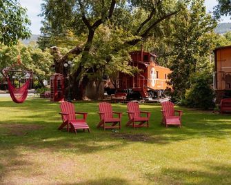 The Gatsby | Railroad Caboose Cabin - Upper Lake - Binnenhof