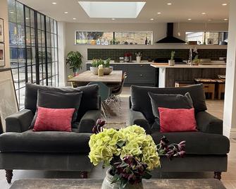 Grand open plan modern home with heaps of light, and close to London - East Molesey - Lobby