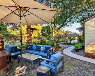 Grapevine Cottage by Avantstay Hobby Vineyard + Firepit - Glen Ellen - Innenhof