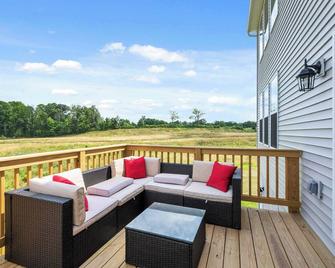 Lunar Haven - Walton - Balcony