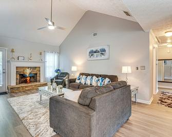 Covington Abode Less Than 30 Mi to Stone Mtn Park! - Covington - Sala de estar