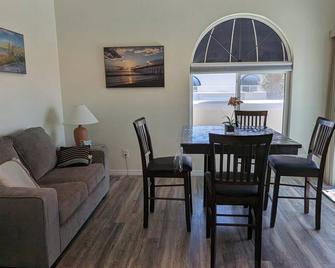 Oceanfront 2br2b, Ocean Views, Heated Pool, Spa - Cape Canaveral - Dining room