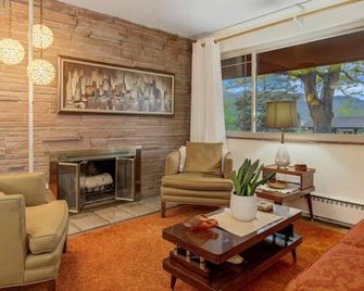 Summer is here! Hiking, biking, white water rafting, golf, pickleball, sunshine! - Colorado Springs - Wohnzimmer