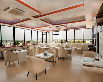 OYO 359 The Sr Hotel - Butwāl - Restaurant