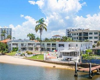 Riverfront Villa 7 Surfers Paradise with Pool - Cedar Creek, Gold Coast