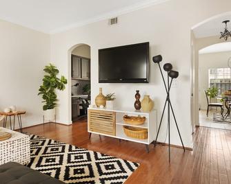 Escape to Luxury: Nashville's Chic Townhouse Haven/ Walk to Geodis Park - Nashville - Living room