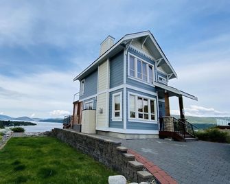 Unobstructed panoramic water & mountain lake front cottage - Fintry - Building