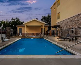 Comfort Suites Moab near Arches National Park - Moab - Piscina