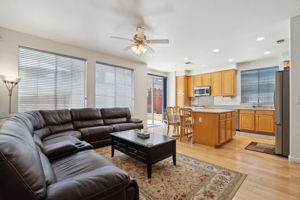 Sunny Serenity: Pet Friendly 5br Home In San Jose By RedAwning - San Jose - Sala de estar