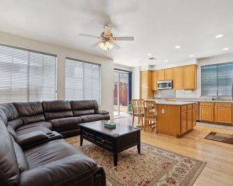 Sunny Serenity: Pet Friendly 5br Home In San Jose By RedAwning - San Jose - Huiskamer