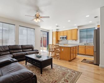 Sunny Serenity: Pet Friendly 5br Home In San Jose By RedAwning - San Jose - Sala de estar