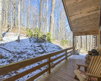 4 Bd 3 Ba Cabin, Private, Views, Winter Access, Wifi, Pet Friendly Sleeps 8 - Waynesville - Balcony