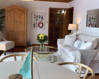 Cozy Island Cottage located on Lower Buckhorn Lake - Buckhorn - Living room