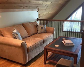Luxury Lake House W/ Dock. Direct Lake Access/Tennis/Pickleball/Basketball Court - Scottsville - Sala de estar